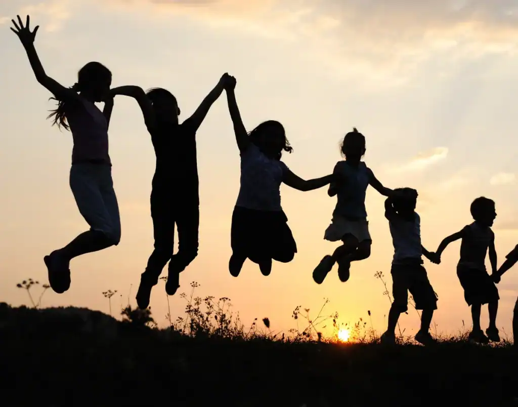 ילדים קופצים